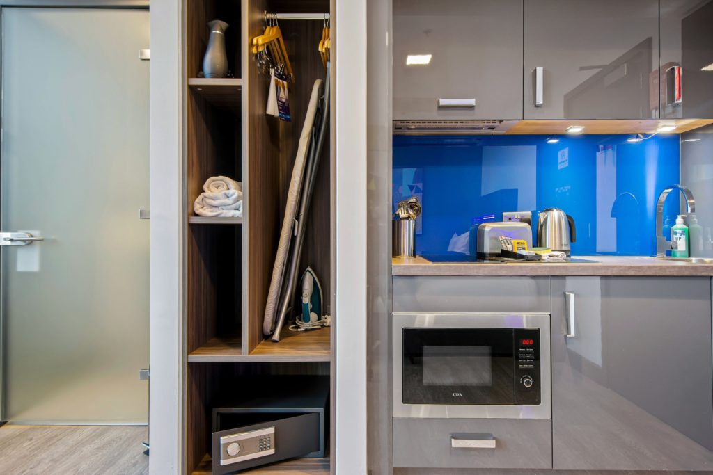 Roomzzz Manchester Victoria Neo Studio Kitchenette