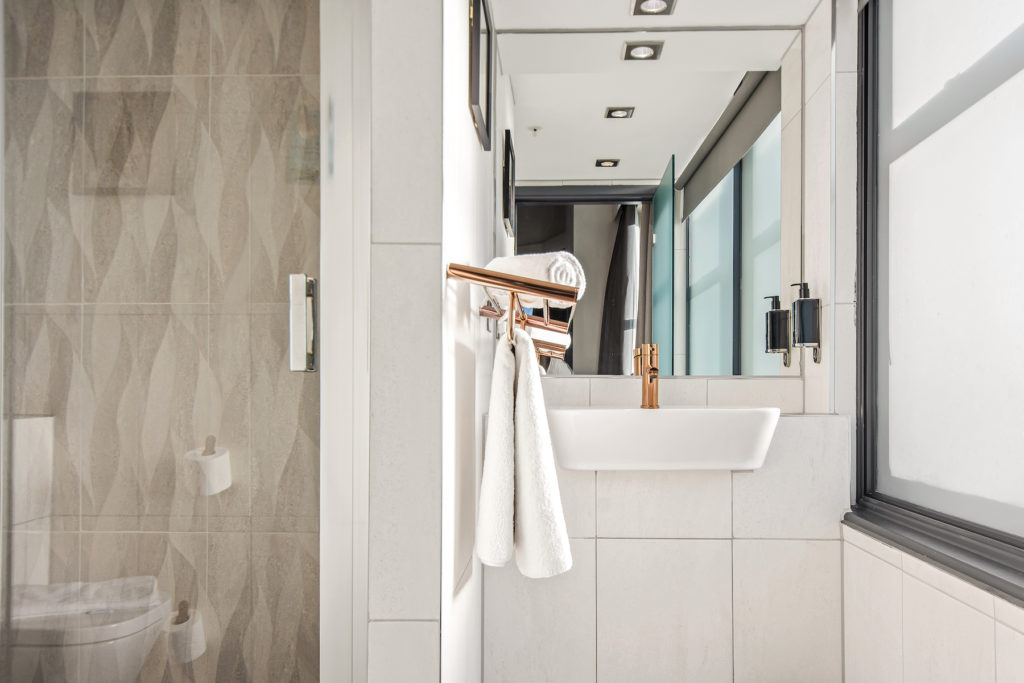 Roomzzz Manchester Victoria Sovereign Suite Bathroom