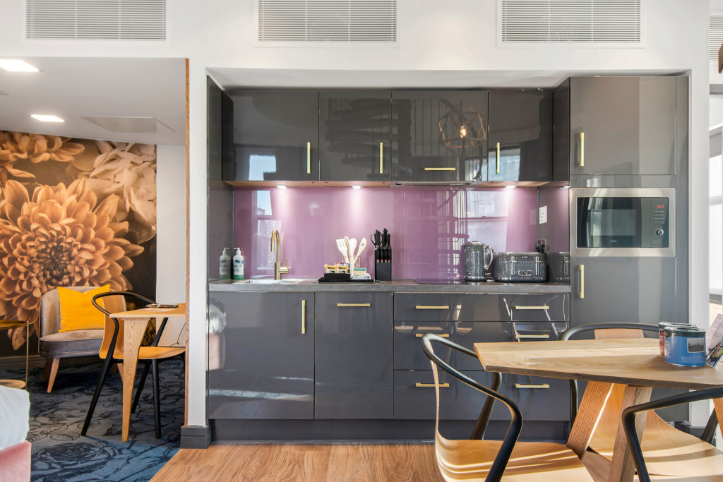 Roomzzz Manchester Victoria Sovereign Suite Kitchenette