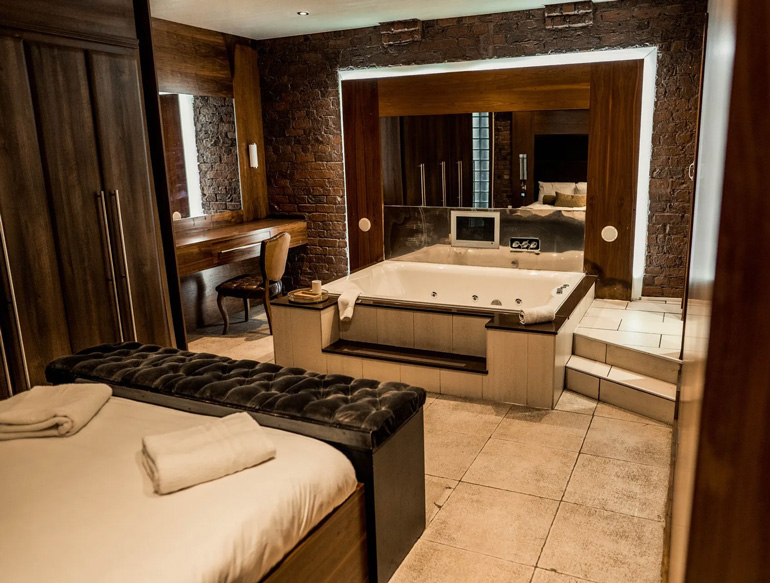 Infinity-Apartments-bath-suite
