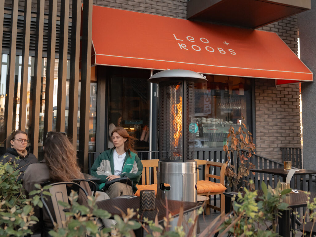 Leo & Roobs Exterior