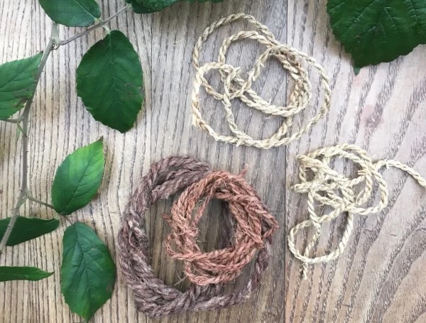 Natural fibres and leaves on a table